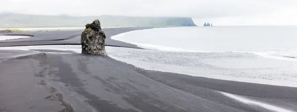 Großer Felsen am schwarzen Strand, Island — Stockfoto