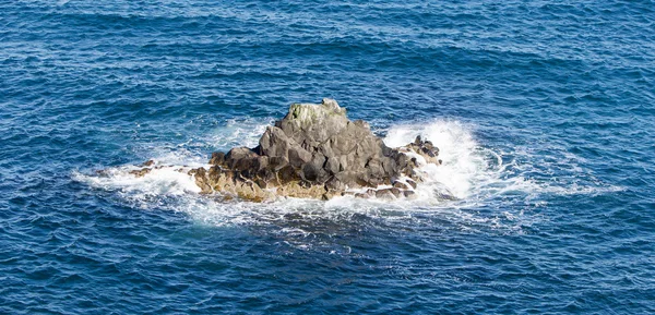 Piccola isola sulla costa occidentale dell'Islanda — Foto Stock