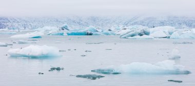 Büyük bir buzul Gölü güneydoğusunda İzlanda'daki Jokulsarlon olduğunu