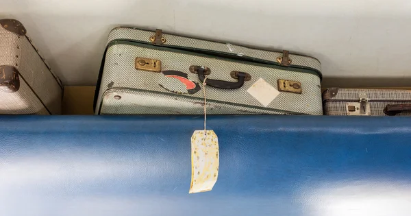 Старый чемодан для ручной клади - Выбор фокуса — стоковое фото