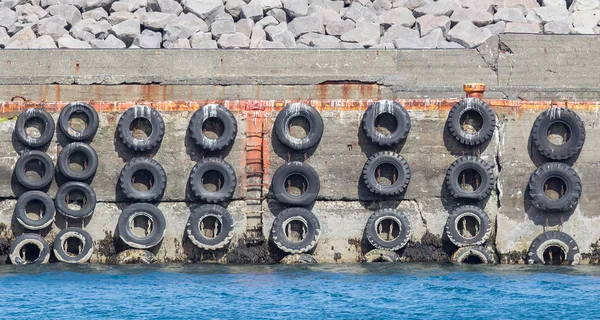 Mur d'amarrage avec pneus de voiture — Photo