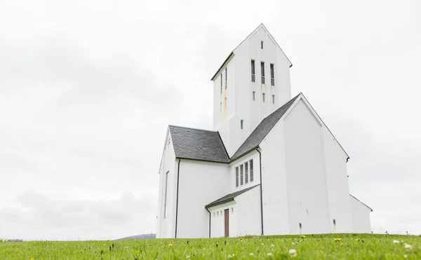 Skálholt, Islandia - 25 lipca: Katedra Skálholt został ukończony w roku 1963, jest na zdjęciu na 25 lipca 2016 roku i położony jest przy jednej z najbardziej zabytkowych miejsc w Islandii. — Zdjęcie stockowe