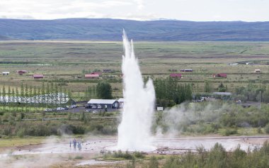 En büyük etkin geysir, Strokkur, etkileyici patlama ile