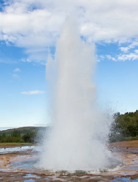 Strokkur 在 Geysir 地区，冰岛的火山爆发 — 图库照片