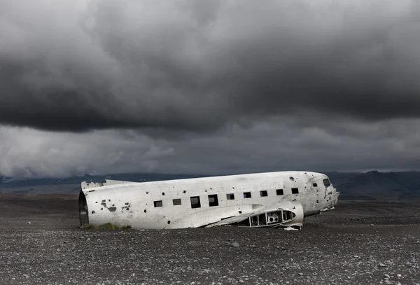 Das verlassene Wrack eines US-Militärflugzeugs auf Südisland - — Stockfoto
