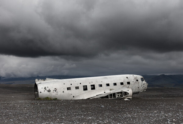 Заброшенное крушение американского военного самолета на юге Исландии
 -