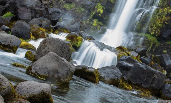 Vista ravvicinata di una caduta d'acqua — Foto Stock