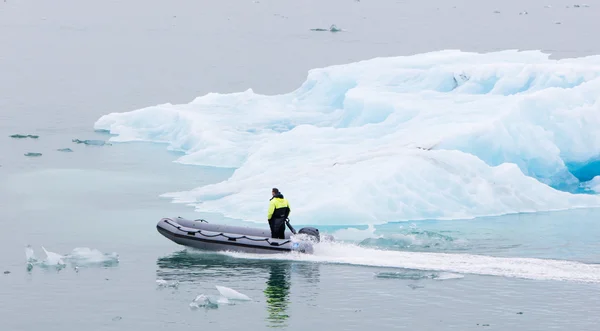 Jokulsar Jokulsarlon，冰岛-2016 年 7 月 21 日︰ 船冒险之旅 — 图库照片