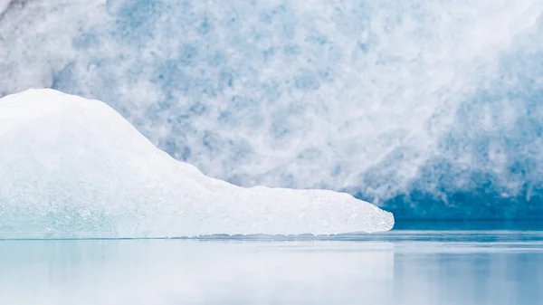 手配はアイスランドの南東部で大規模な氷河湖です。 — ストック写真