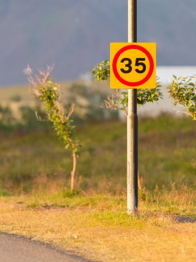 Saatte 35 kilometre hız sınırlama trafik işaretleri