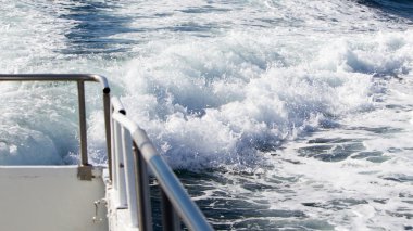 Açık okyanusta feribot gemide dalgası