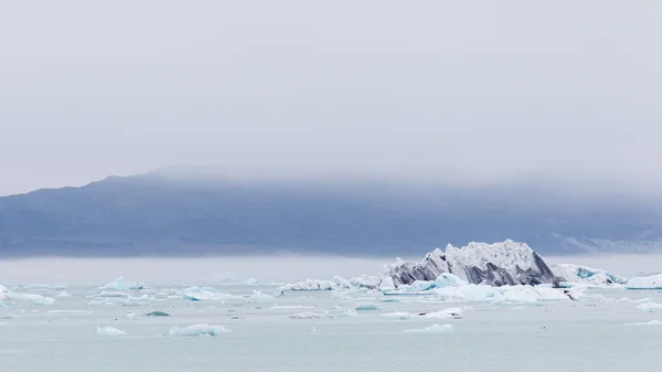 Jokulsarlon jest duże jeziora polodowcowe w południowo-wschodniej części Islandii — Zdjęcie stockowe