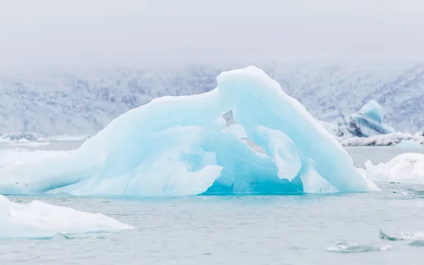 Büyük bir buzul Gölü güneydoğusunda İzlanda'daki Jokulsarlon olduğunu — Stok fotoğraf