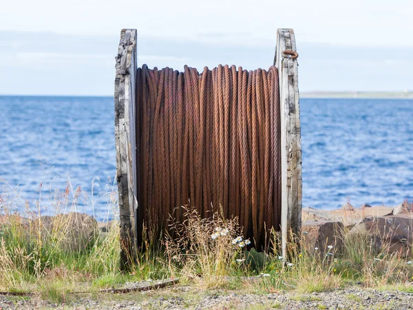 Verlaten roestige stalen kabel — Stockfoto