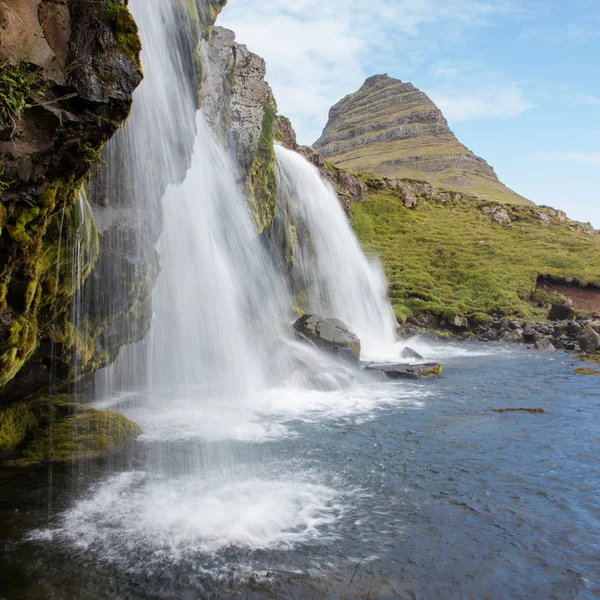 Kirkjufellsfoss cascade près de la montagne Kirkjufell — Photo