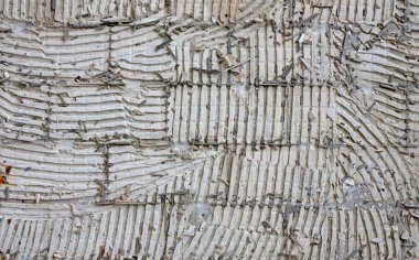 Döşeme kiremitlerini kırmak, altına tutkal yapıştırmak.