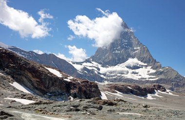 Matterhorn, İsviçre Alplerinin simgesel amblemi, yaz mevsimi.