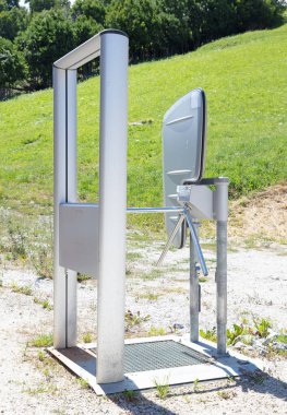 Yazın kayak alanına giriş için bariyer kullanılıyor.