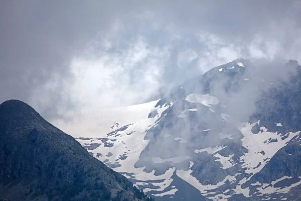 Vue Panoramique Nuages Déplaçant Dessus Des Montagnes — Photo