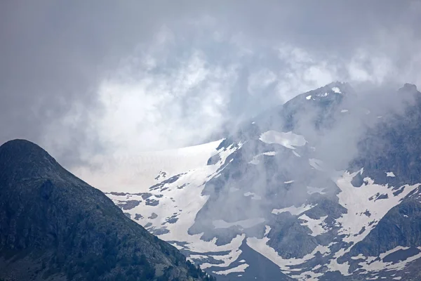 云彩翻山越岭的场景 — 图库照片