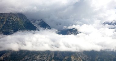 Dağların üzerinde hareket eden bulutların manzarası