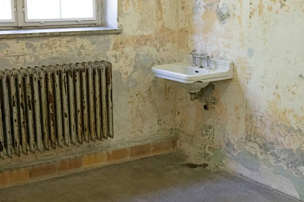 Starý Chladič Dřez Prázdném Historickém Domě Koupelna — Stock fotografie