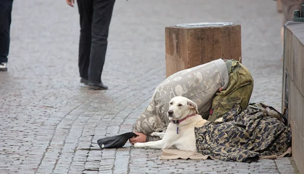 Begär Med Hund Tigger Allmosor Gatan Prag Tjeckien — Stockfoto