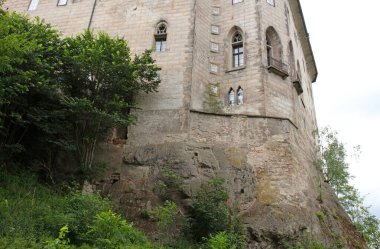 Houska Kalesi eski bir Gotik kaledir. O dönemin en iyi korunmuş kalelerinden biridir. Önemli özellikler arasında çoğunlukla gotik bir şapel, geç dönem gotik resimli yeşil bir oda yer alıyor.