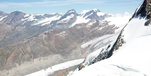 瑞士Zermatt周围的山区 河流和雪地 — 图库照片