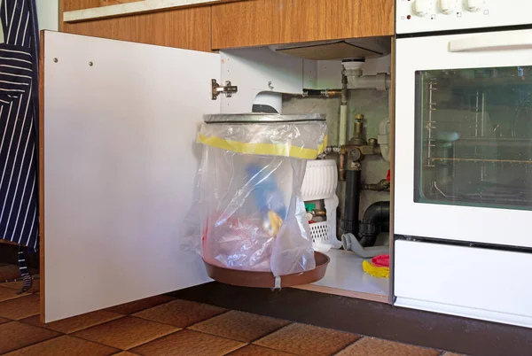Mutfak Dolabının Kapısında Asılı Çöp Kutusu Seçici Odak — Stok fotoğraf