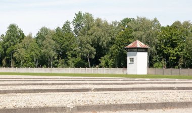 Dachau, Almanya - 13 Temmuz 2020: Almanya 'daki Dachau toplama kampındaki tek gözcü kulesi