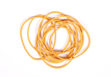 Beyaz arka planda izole edilmiş sarı lastik lastikler.