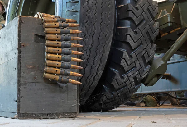 Nachbau Eines Gürtels Eines Großkalibrigen Maschinengewehrs Neben Einem Militärfahrzeug Selektiver — Stockfoto