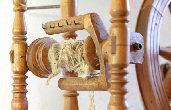 Ancient Wooden Spinning Wheel Selective Focus Wool — Stock Photo, Image