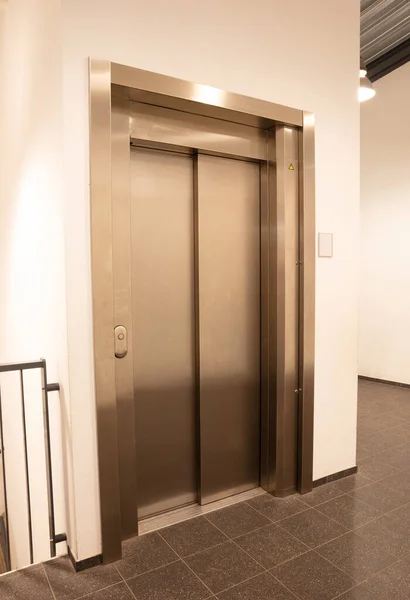 Modernes Bürofragment Glänzende Aufzugstüren Einer Weißen Wand — Stockfoto