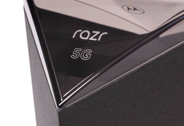 Leeuwarden, Hollanda 1 Aralık 2020 'de Motorola Razr 5G akıllı telefonu, katlanabilir ekranlı ilk akıllı telefonlardan biri.