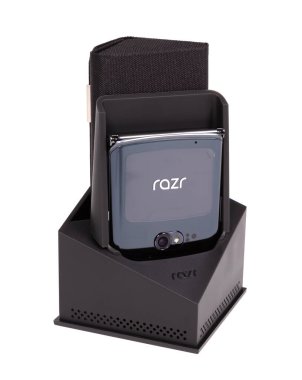 Leeuwarden, Hollanda 1 Aralık 2020 'de Motorola Razr 5G akıllı telefonu, katlanabilir ekranlı ilk akıllı telefonlardan biri.