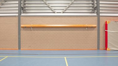 Boş spor salonu. Kibrit için mavi katta.