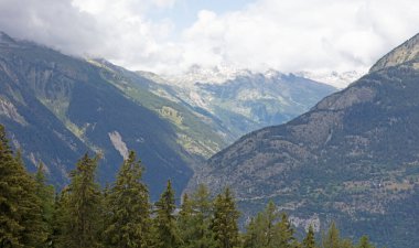 Ülkenin güneyindeki tipik İsviçre manzarası