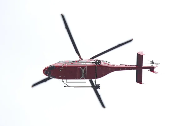 Rode Helikopter Geïsoleerd Lucht Vliegend Van Rechts Naar Links — Stockfoto