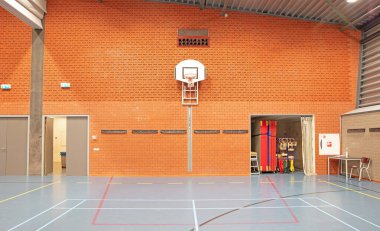 Geniş bir spor salonu, çocuğu yok.