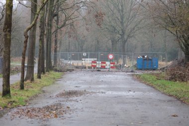 Yol çalışması tabelaları, yol bir çitle kapatılmış.