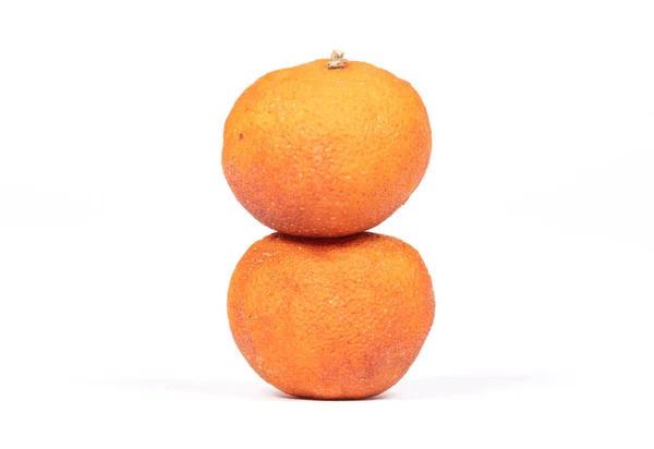 Gewöhnliche Alte Und Trockene Mandarine Isoliert Auf Weiß — Stockfoto