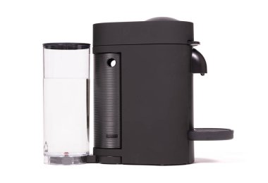 Beyaz arkaplanda izole edilmiş otomatik kahve makinesi