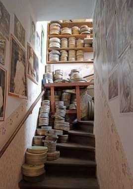 PRAG, CZECH REPUBLIC - 8 Temmuz 2020: şatonun bir parçası olan Franza Kafka 'nın eski evindeki merdivenler. Bir sürü film makaraları ve duvarlara çizimler.