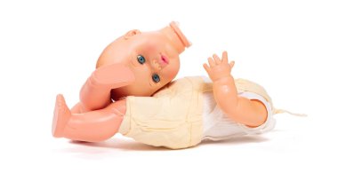 Kırık yaşlı bebek, beyaz arka planda izole edilmiş.