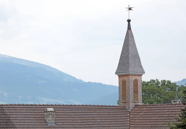 Antica Piccola Torre Della Chiesa Montagne Sullo Sfondo — Foto Stock