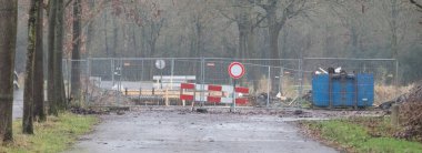 Yol çalışması tabelaları, yol bir çitle kapatılmış.