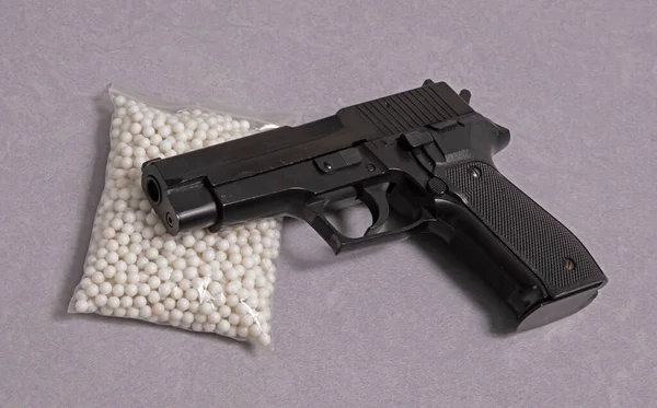 Pistola Airsoft Com Balas Fundo Claro — Fotografia de Stock