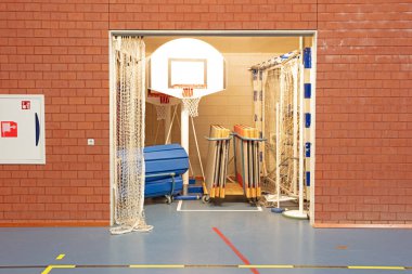 Geniş bir spor salonu, çocuğu yok.
